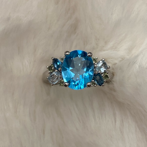 Jewelry - Multi-Shade Blue Topaz Ring